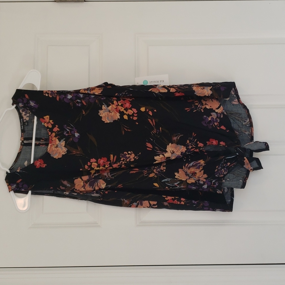 Large Pink Clover Sleeveless Blouse in Black.